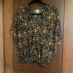 Evereve brand Roan and Ryan rust and navy Ikat pattern blouse.